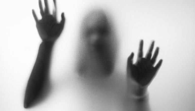 8 extremely convincing reasons you shouldn’t visit a haunted house while high