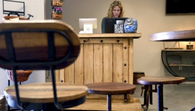 Las Vegas: no marijuana lounges until 2019, monitoring Denver social use licenses